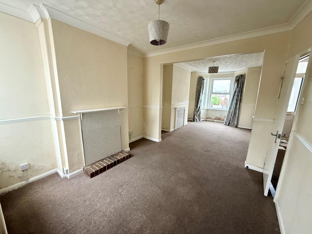 Lot: 174 - THREE-BEDROOM END-TERRACE FOR REFURISHMENT - Living/dining room